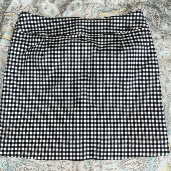 Plaid stretchy Scort with built in shorts and pockets - Picture 3 of 3